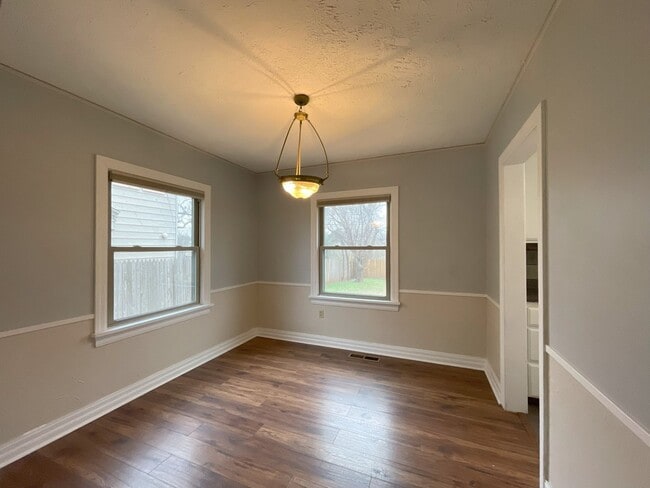 Building Photo - Charming & Contemporary Home in Military P...