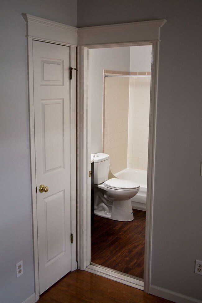 Building Photo - Cozy 1 Bed/1 Bath Victorian Style Complex ...