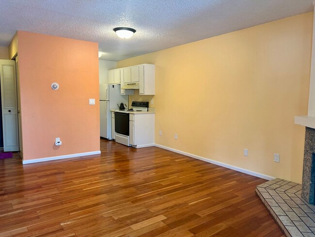 Building Photo - 1 Bedroom Condo with Reserved Underground ...