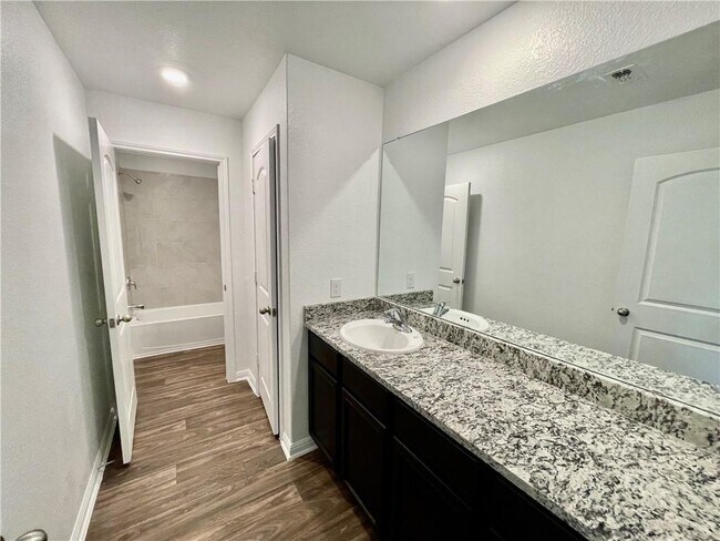 Building Photo - 126 Fox Glen Trl