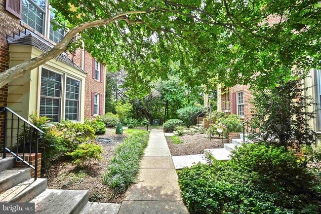 Building Photo - 2406 S Walter Reed Dr