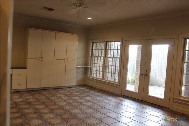 Building Photo - 6001 Country Club Dr