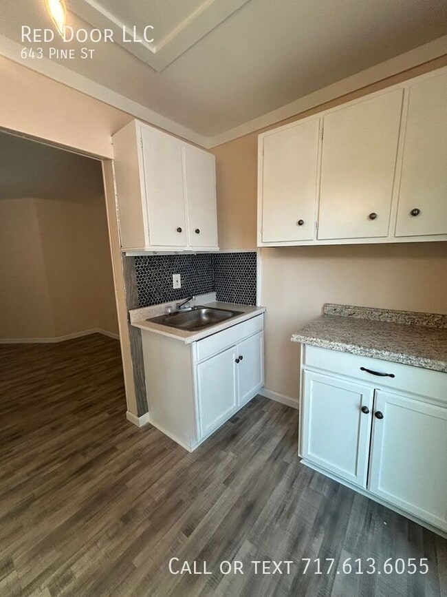 Building Photo - 643 Pine St