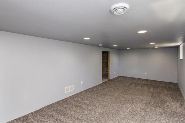 Building Photo - 916 6th St SW