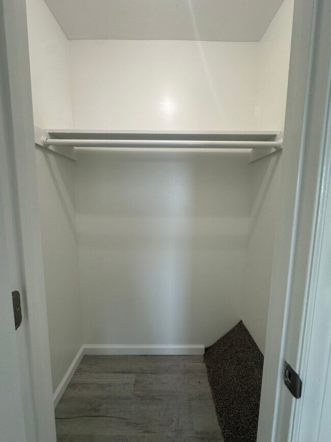 Building Photo - 320 Myrtlewood Cir