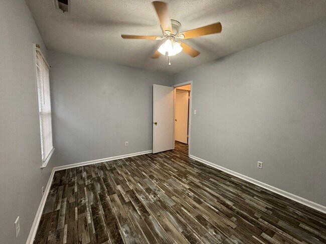 Building Photo - 102 Hillside Ct