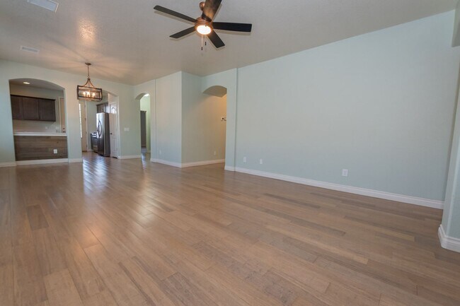 Building Photo - Gorgeous 4 Bedroom 2 Bathroom Home! Centra...