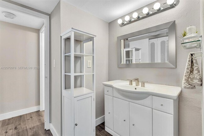 Building Photo - 3375 N Country Club Dr