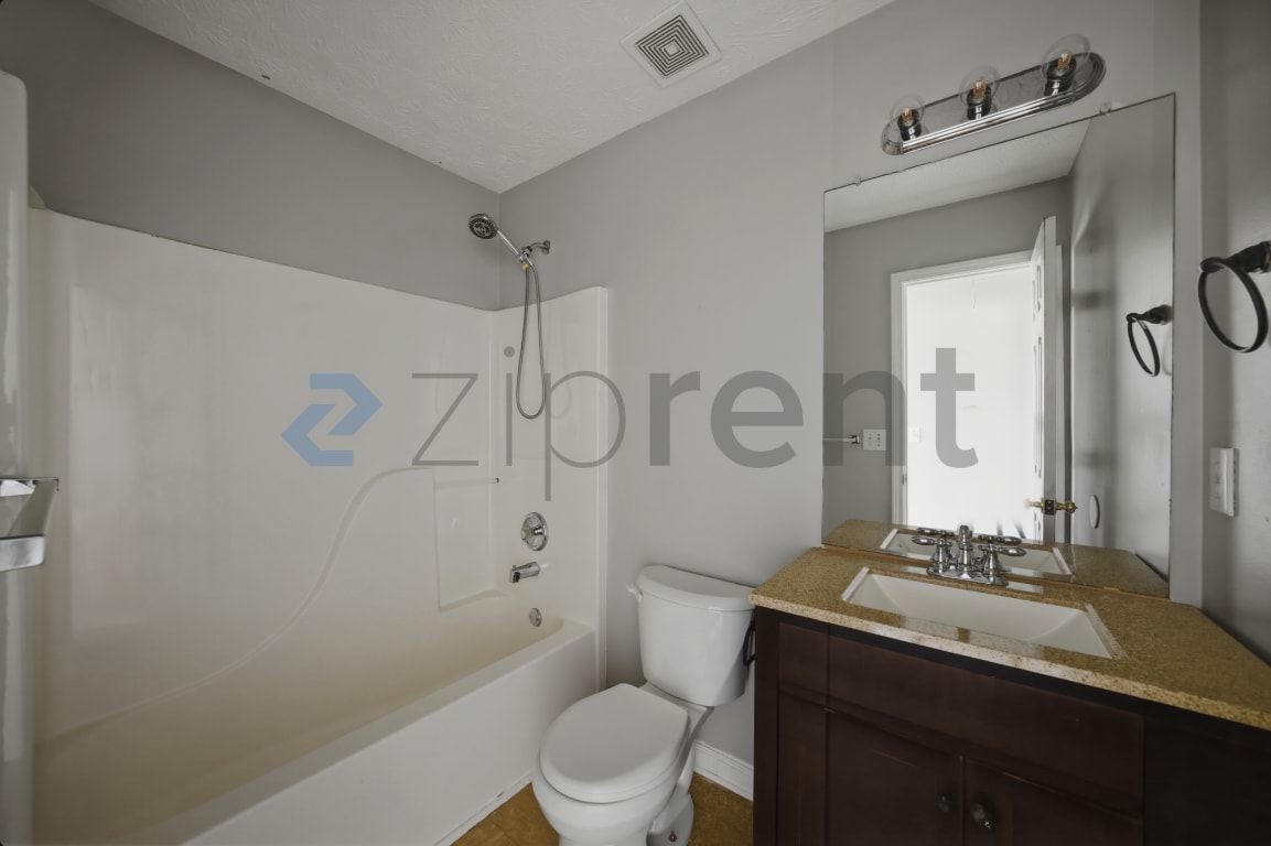 Building Photo - 1512 Buckingham Pl