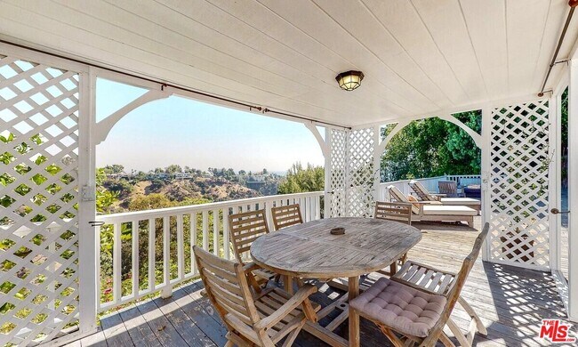 Building Photo - 2050 Linda Flora Dr