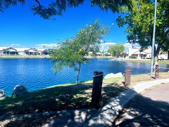 Building Photo - Ventana Lakes Waterfront - 2 bd2 ba - 1,32...