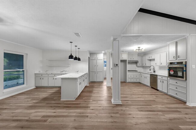 Building Photo - 213 Westview Dr