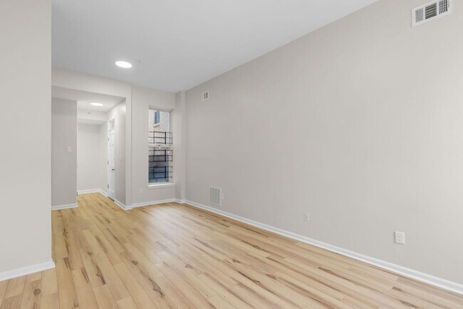 Building Photo - 2021 E Baltimore St