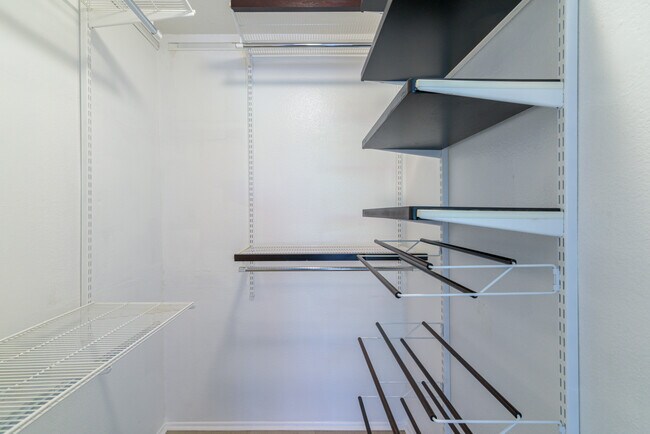 Building Photo - 355 N Maple St
