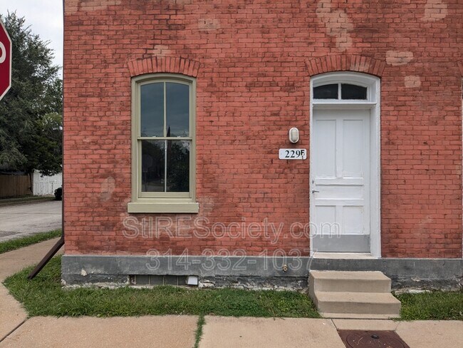 Building Photo - 229 Steins St