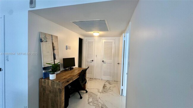 Building Photo - 2030 S Ocean Dr