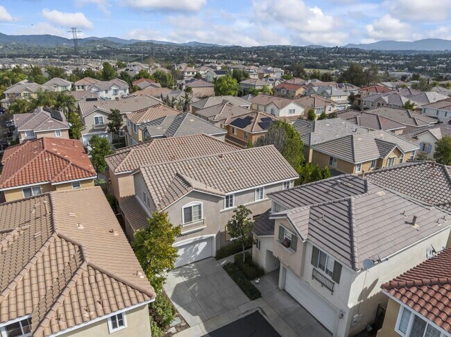 Building Photo - "Charming 3-Bedroom Haven with 2.5 Baths in Santa Clarita – Spacious 1694 Sq Ft Home Awaits!"