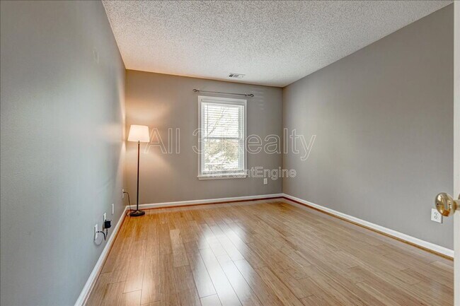 Building Photo - 2540 Alvecot Cir SE