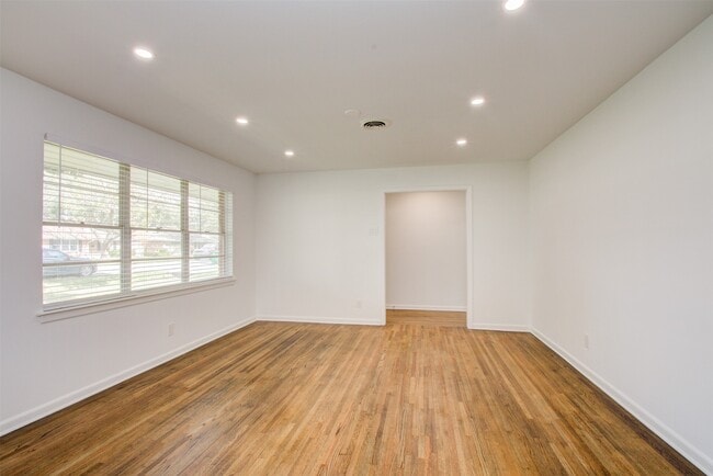 Building Photo - 8939 Rockhurst Dr