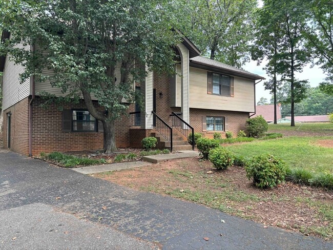 Building Photo - Beautiful Single Family Home Located Near ...