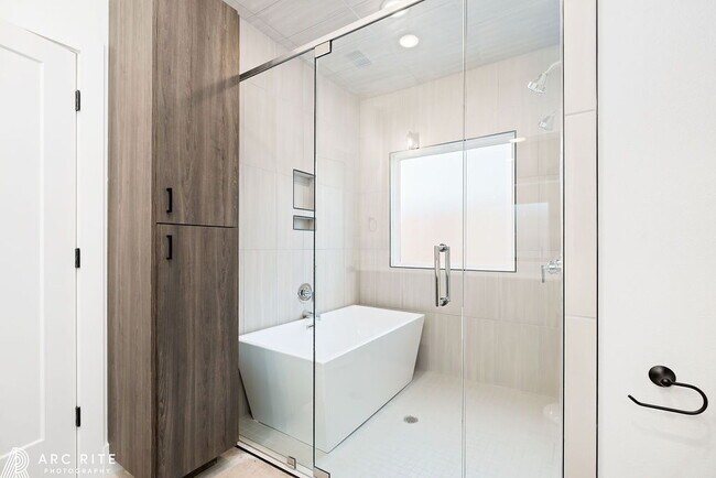 Building Photo - High End Luxury Home!