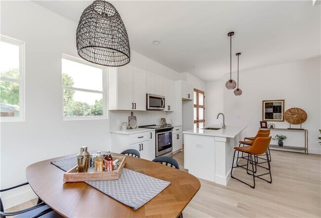 Building Photo - 4800 Vinson Dr