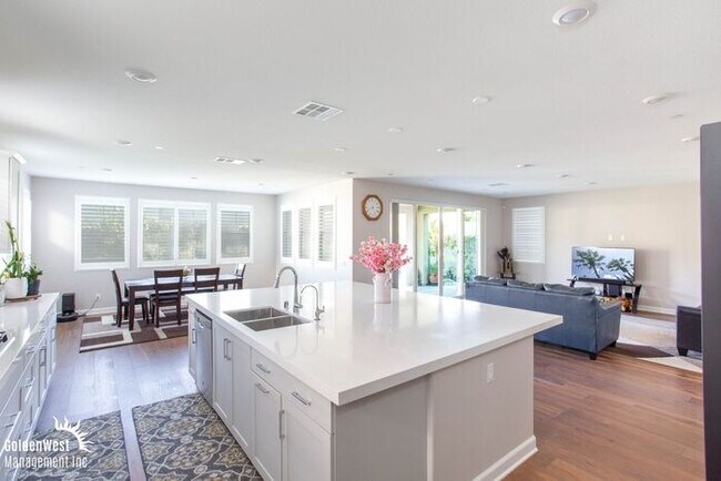 Building Photo - Stunning 5Bdm 3.5Ba Home in Escondido with...