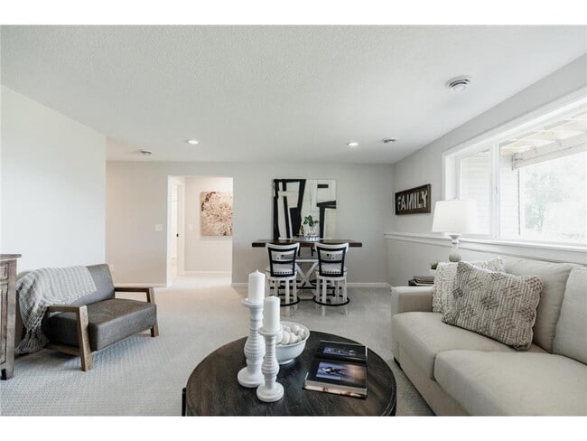 Building Photo - 1811 Fallbrooke Dr