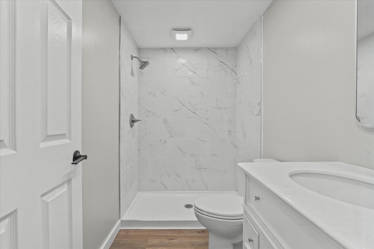 Building Photo - 8 Teatown Ct