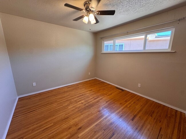 Building Photo - Beautiful 3 bedroom 2 bath.