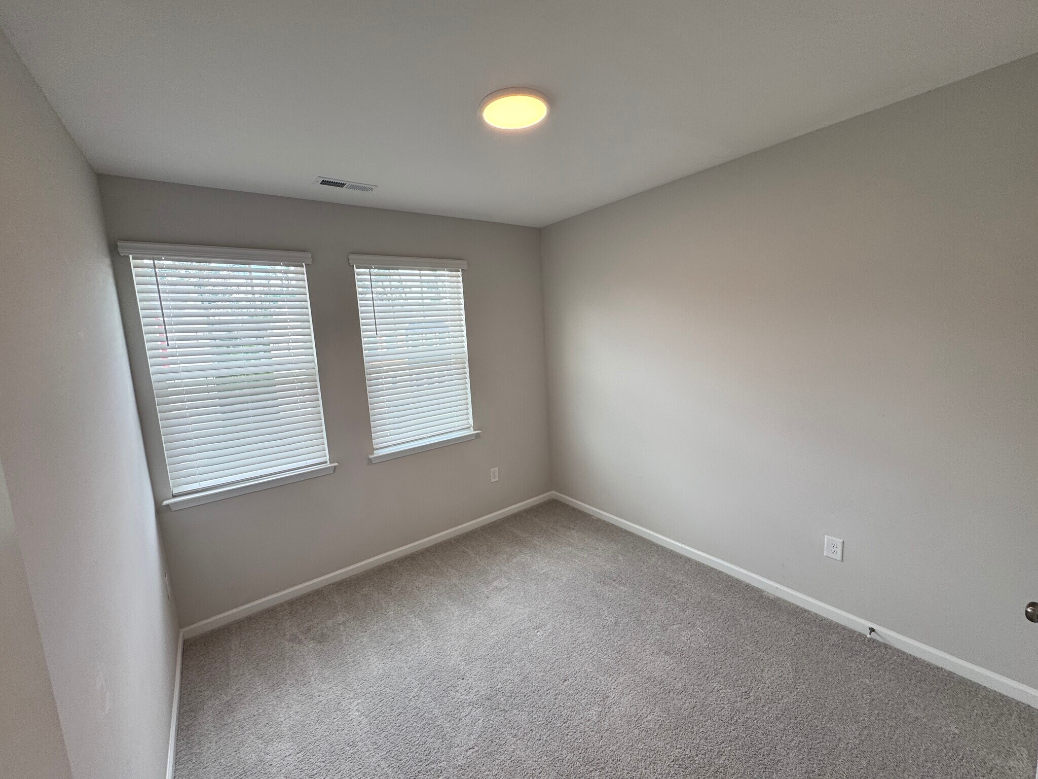Building Photo - 1049 Manorhaven Dr
