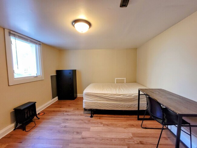 Building Photo - Charming House Located 1 Block From Campus