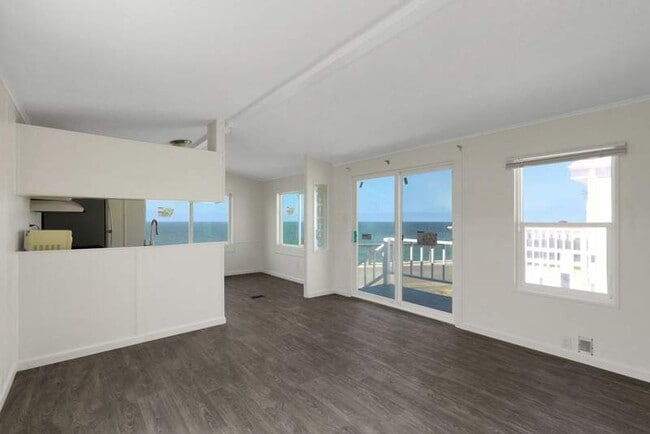 Building Photo - 428 4th Ave