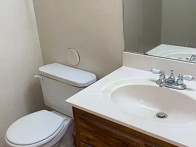 Building Photo - 2 Bed / 1.5 Bath Townhome | Fireplace | Private Yard | Walk-In Closets
