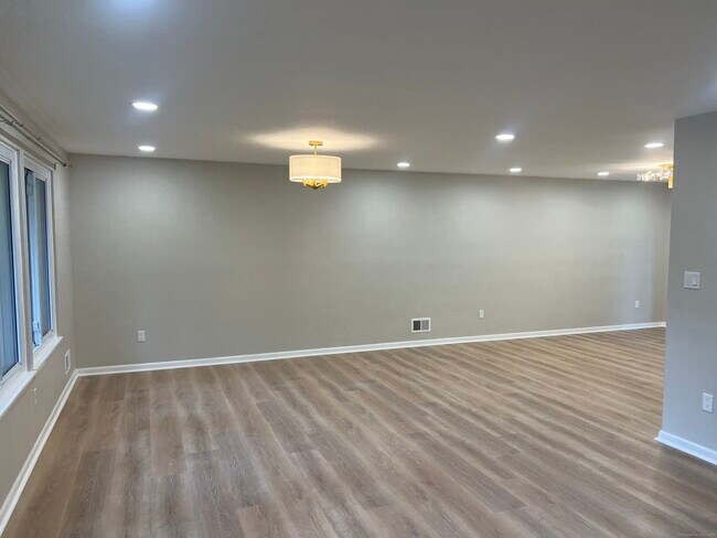 Building Photo - 1211 Farmington Ave