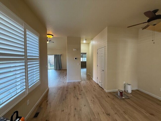 Building Photo - Modern Two–Primary Suite Townhome w/ 2-Car Garage in Sparks