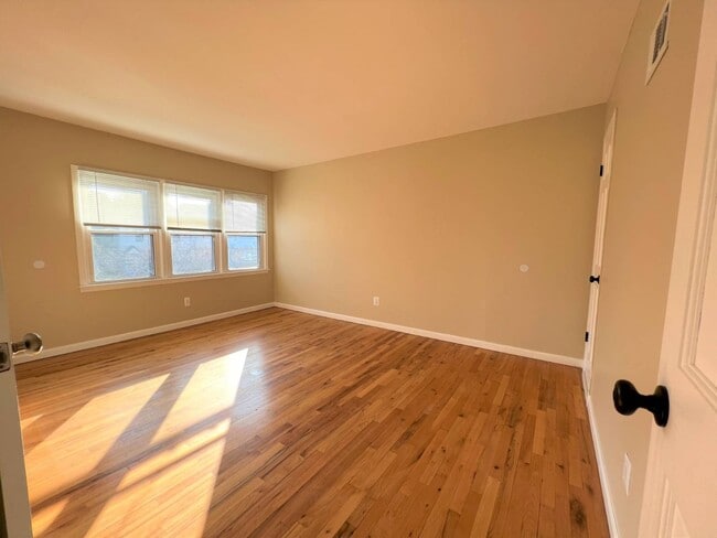 Building Photo - 15-28-28 Parsons Blvd