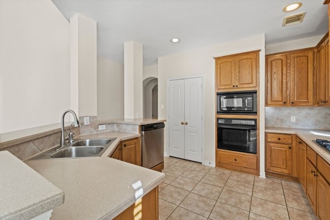 Building Photo - 5819 Brook Bend Dr