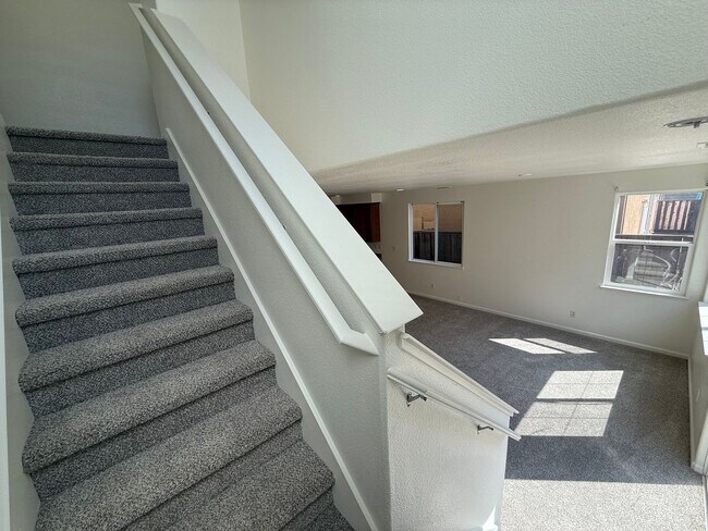 Building Photo - 2-story 4bed 2.5bath home available in Nor...