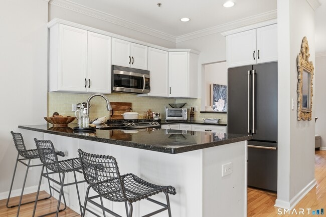 Building Photo - 570 Danbury Rd