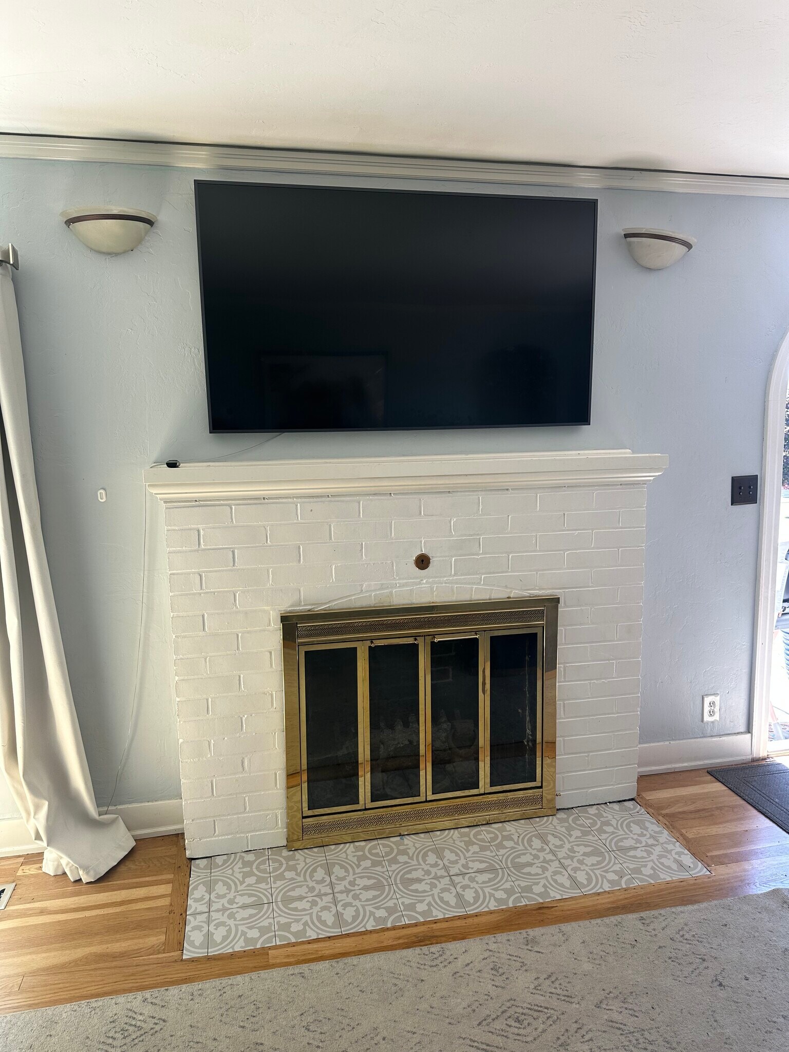 Main floor living room - 1045 Pacific Ter