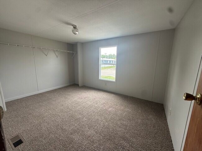 Building Photo - Mobile Home For Sale