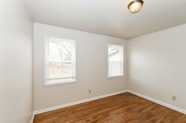 Building Photo - 3204 Clarendon Rd