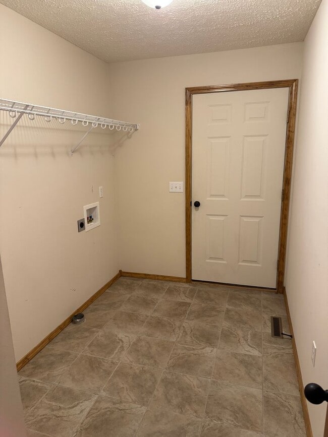 Building Photo - BEAUTIFUL 3 bedroom | 2 bathroom | 3 Car G...