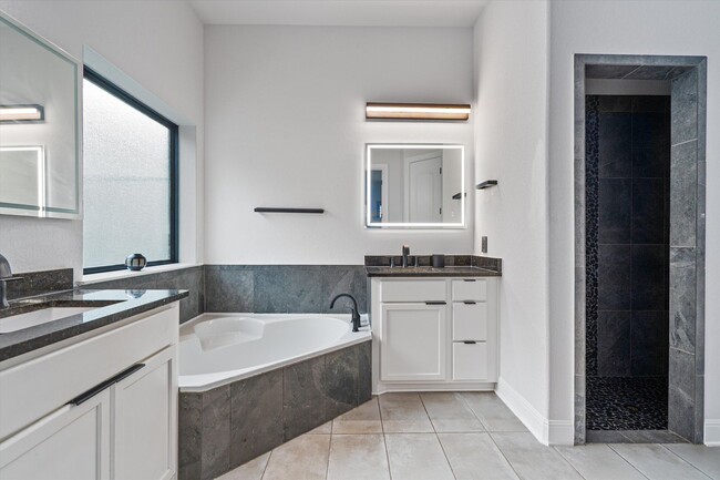 Building Photo - Stunning 4-Bedroom Home in Northwest Austi...