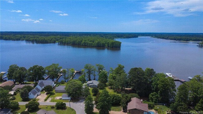 Building Photo - 3127 N Riverside Dr