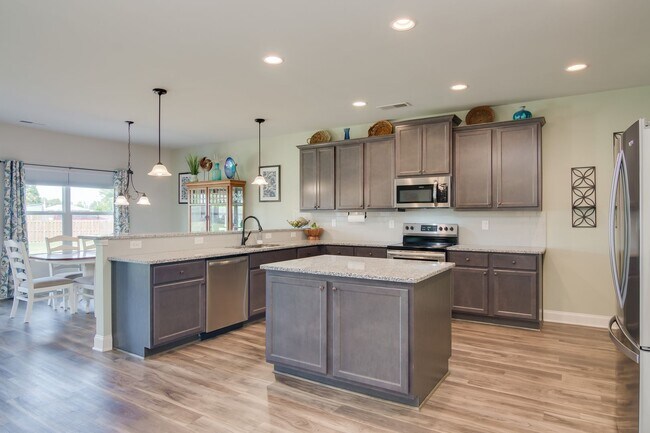 Building Photo - Available NOW MUST  see in McCoy's Creek