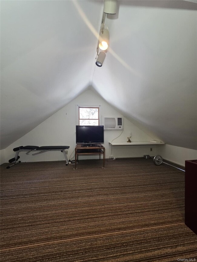 Building Photo - 30 Tappen Dr