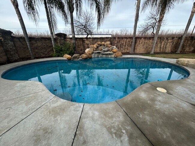 Building Photo - 4 Bedroom 2.5 Bathroom in NW Visalia with a Pool!! Just in Time for Summer!!!