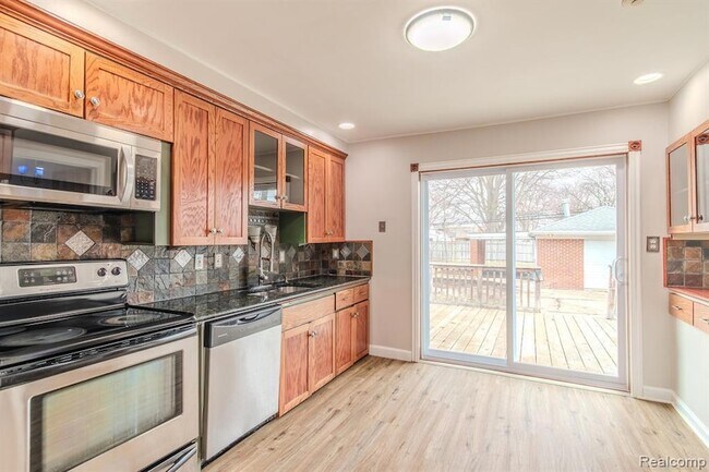 Building Photo - 20625 Elizabeth St